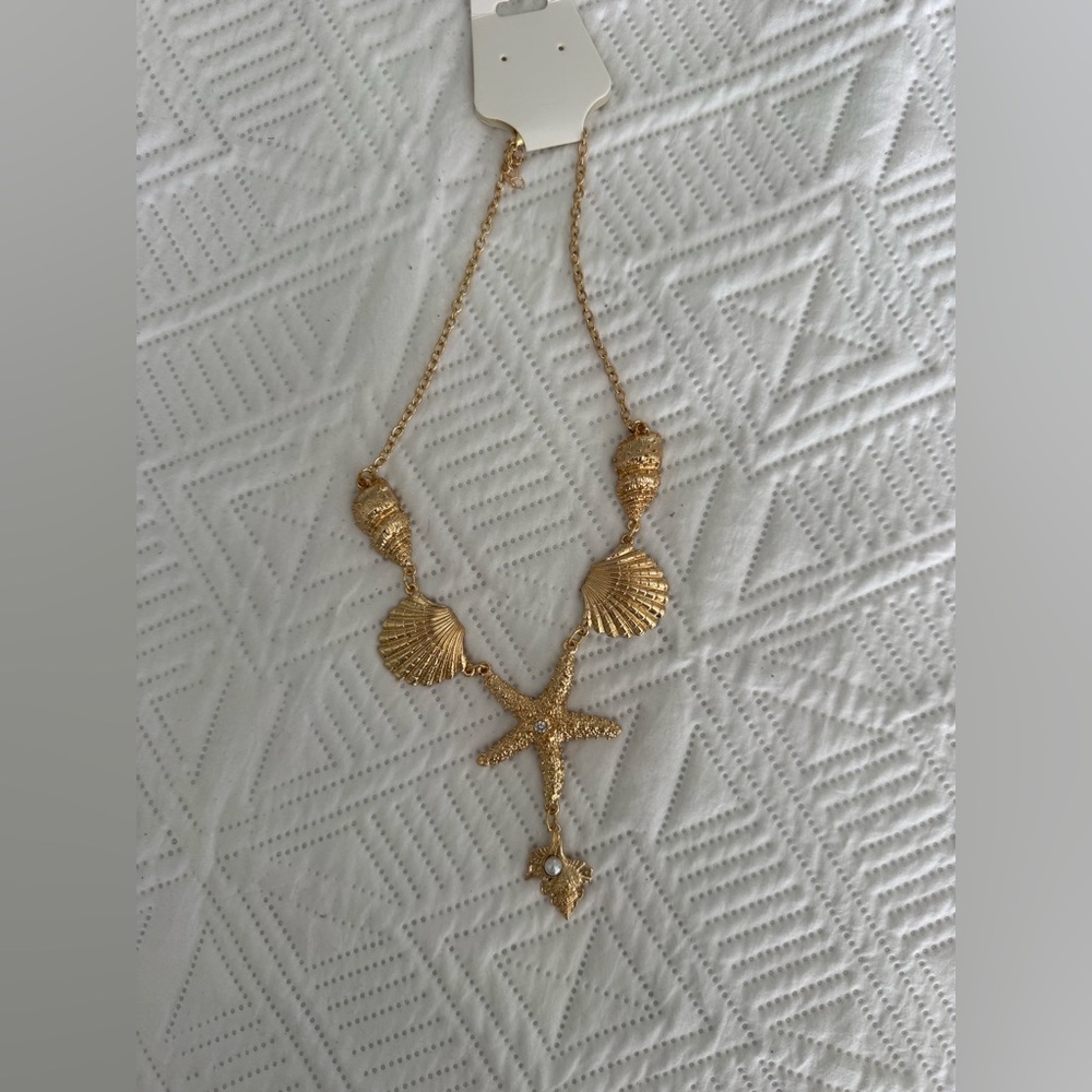 Gold Seashell and Starfish Necklace.NWT♥️❤️‍🔥♥️